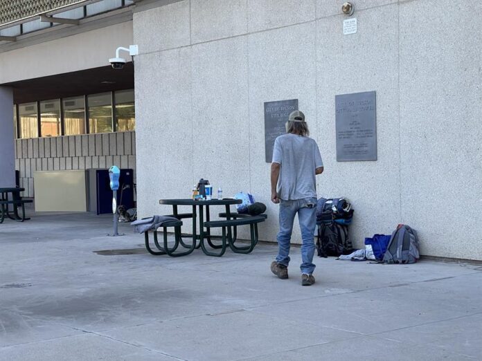una persona sin hogar caminando por el pasillo de entrada del Ayuntamiento de Tucson en Arizona una persona sin hogar caminando por el pasillo de entrada del Ayuntamiento de Tucson en Arizona