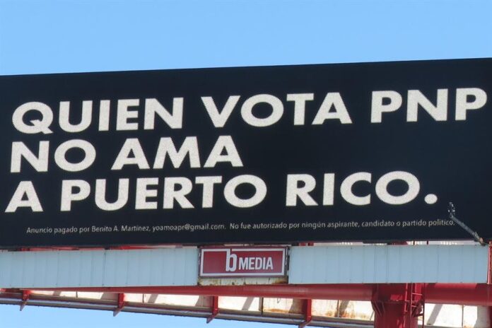 valla publicitaria con el mensaje 'Quien vota PNP no ama a Puerto Rico', atribuida a Bad Bunny