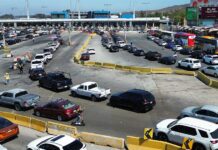 Trump planea nuevos aranceles contra la industria del automóvil para el 2 de abril vehiculos hacen fila
