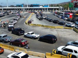 Trump planea nuevos aranceles contra la industria del automóvil para el 2 de abril vehiculos hacen fila