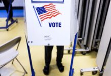 El Tribunal Supremo ordena mantener distrito congresional en Nueva York representado por republicana Estadounidenses acuden a votar en las elecciones legislativas