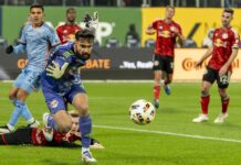 0-2. El uruguayo Felipe Carballo reina en Nueva York y Red Bulls jugará la final del Este Carlos Coronel (i) de New York Red Bulls