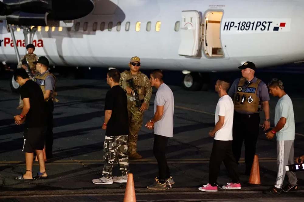 Deportacion de migrantes avion.jpg