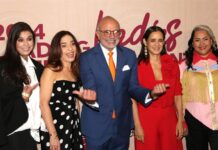 Diana Rodríguez, Ana Rosa Santiago, Manuel Abud, Julieta Venegas y Vivir Quintana posan en la alfombra del Leading Ladies of Entertainment 2024,