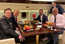 Donald Trump (2-i) al magnate Elon Musk (i), a Donald Trump Jr (2-d) y al político Robert F. Kennedy Jr , posando durante un vuelo.