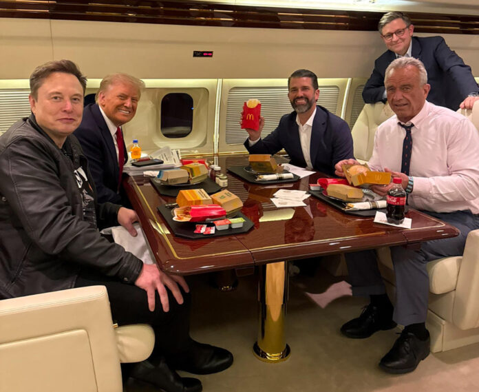 Los Trump vuelven a promocionar McDonald's junto a Kennedy, apóstol de la comida sana Donald Trump (2-i) al magnate Elon Musk (i), a Donald Trump Jr (2-d) y al político Robert F. Kennedy Jr , posando durante un vuelo.