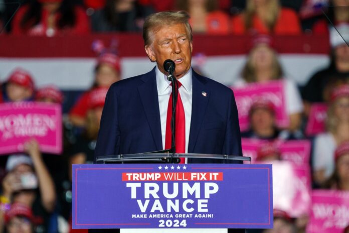 Former US President Donald Trump holds a rally in Reading, Pennsylvania Trump se ha declarado inocente en los cuatro casos penales que arrastra, en los que su estrategia ha sido dilatar al máximo los procedimientos y ha salido beneficiado del dictamen del Tribunal Supremo de EE.UU. de julio pasado, que le otorga inmunidad presidencial parcial.