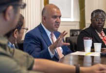 Nueva York a sus inmigrantes: No teman ir a la escuela ni a la Policía por las redadas El comisionado de Inmigración, Manuel Castro indicó que en sus encuentros con los inmigrantes éstos le expresan continuamente "temor y ansiedad por lo que pueda venir", en particular de los padres, de que los separen de sus hijos nacidos en EE.UU.