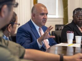 El comisionado de Inmigración, Manuel Castro indicó que en sus encuentros con los inmigrantes éstos le expresan continuamente "temor y ansiedad por lo que pueda venir", en particular de los padres, de que los separen de sus hijos nacidos en EE.UU.