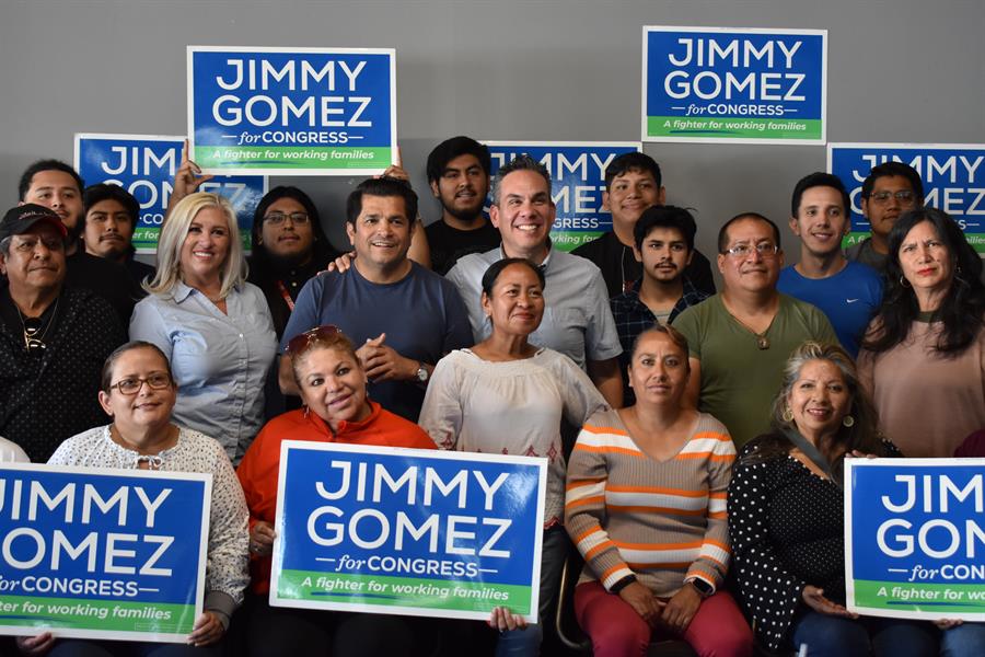 El contendiente demócrata del distrito 34 a la Cámara de Representantes, Jimmy Gómez (3-i), junto al legislador hispano de mayor rango en el Congreso de EE.UU. Pete Aguilar