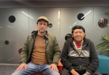 El director Eryk Rocha (i) y el lider de la tribu indígena yanomami Davi Kopenawa