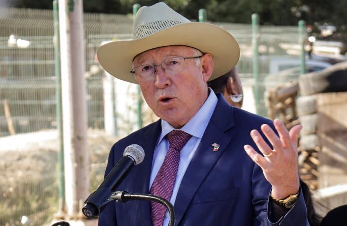 El embajador de Estados Unidos en México, Ken Salazar, habla durante una rueda de prensa