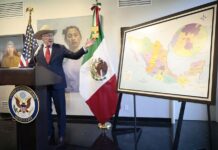 El embajador de Estados Unidos en México, Ken Salazar, habla este martes durante una rueda de prensa