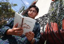 El escritor mexicano, Marcos Medrano, posa durante una entrevista
