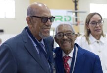 El legendario pianista y co-fundador del Gran Combo de Puerto Rico Rafael Ithier (d) junto al legendario timbalero Willie Rosario
