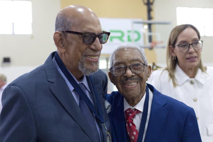 El legendario pianista y co-fundador del Gran Combo de Puerto Rico Rafael Ithier (d) junto al legendario timbalero Willie Rosario