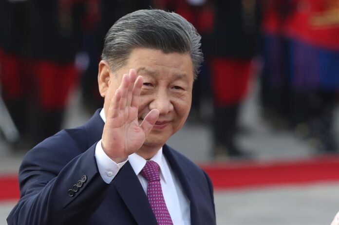 El presidente de China, Xi Jinping, saluda a su llegada este jueves al Palacio de Gobierno en Lima