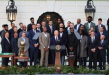 Biden elogia la fuerza de los Celtics y revela que el Servicio Secreto le llama "Celtic" El presidente de Estados Unidos, Joe Biden (c), habla durante la visita de los campeones de la NBA, los Boston Celtics