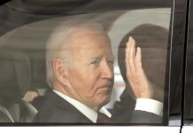 Biden afirma que "nadie podrá revertir la revolución" de la transición energética El presidente estadounidense, Joe Biden, saluda a su llegada al Centro de Convenciones