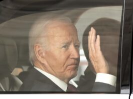 El presidente estadounidense, Joe Biden, saluda a su llegada al Centro de Convenciones