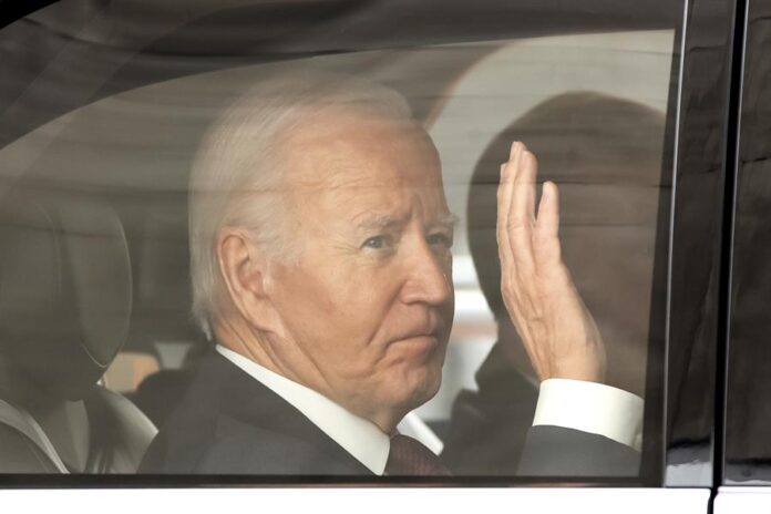 El presidente estadounidense, Joe Biden, saluda a su llegada al Centro de Convenciones