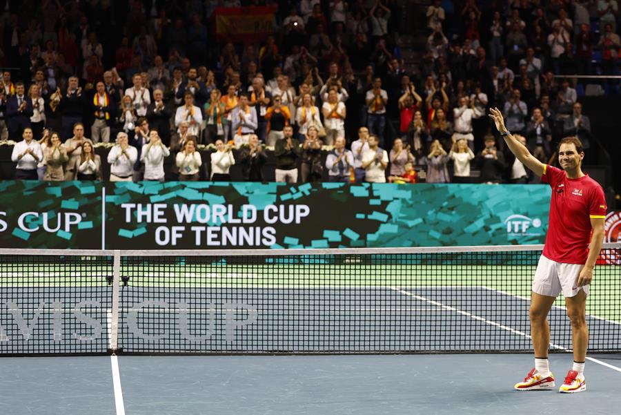 El tenista Rafa Nadal saluda a la afici&oacute;n 