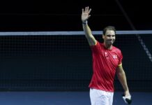 Nadal cierra emocionado una "historia preciosa" El tenista Rafa Nadal saluda a la afición