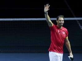 El tenista Rafa Nadal saluda a la afición