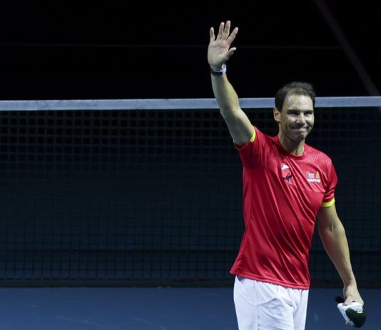 El tenista Rafa Nadal saluda a la afición