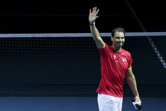 El tenista Rafa Nadal saluda a la afición