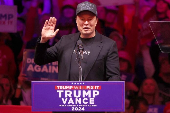 Elon Musk saludando al público durante un mitin Elon Musk
