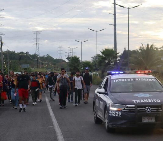 La caravana migrante denuncia un cerco policial en el sur de México inmigrantes