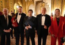 Javier Milei (c) posando junto al presidente electo de Estados Unidos, Donald Trump (2d); el empresario Elon Musk