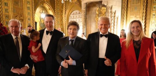 Javier Milei (c) posando junto al presidente electo de Estados Unidos, Donald Trump (2d); el empresario Elon Musk