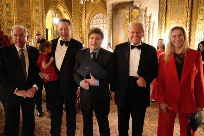 Javier Milei (c) posando junto al presidente electo de Estados Unidos, Donald Trump (2d); el empresario Elon Musk