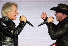 Jon Bon Jovi (i) y el cubano-estadounidense Pitbull durante un concierto de la gira 'Party After Dark Tour' de Pitbull