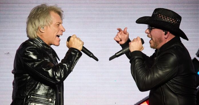 Jon Bon Jovi (i) y el cubano-estadounidense Pitbull durante un concierto de la gira 'Party After Dark Tour' de Pitbull