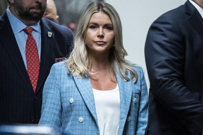 Karoline Leavitt (c), ingresando al Tribunal Penal de Manhattan Karoline Leavitt