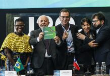 La alcadesa de Freetown, en Sierra Leoa, Yvonne Ali Sawyerr (i); el presidente de Brasil, Luiz Inácio Lula da Silva