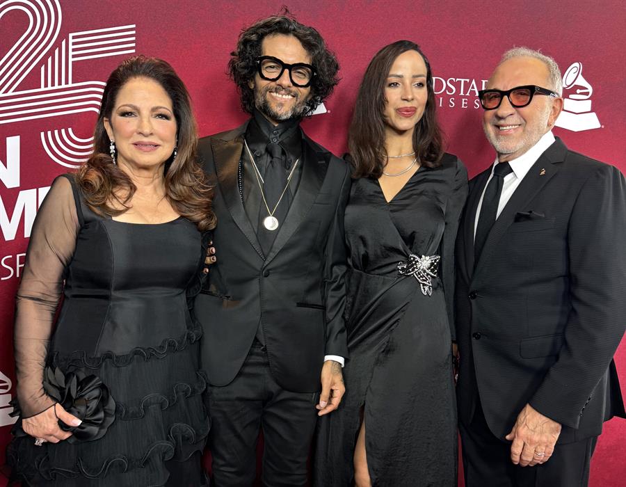 La cantante cubana Gloria Estefan, el cantante puertorrique&ntilde;o Draco Rosa, la actriz Marilinda Rivera, y el productor musical Emilio Estefan posan en la alfombra roja