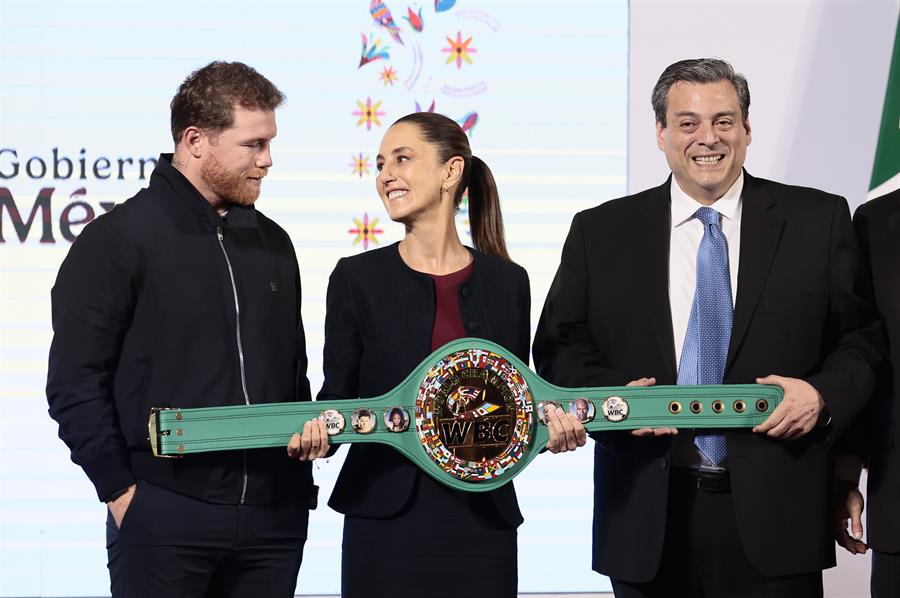 La presidenta de México, Claudia Sheinbaum (c), posa junto al boxeador mexicano Saúl 'Canelo' Álvarez
