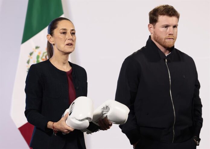 La presidenta de México, Claudia Sheinbaum (i), posa junto al boxeador mexicano Saúl 'Canelo' Álvarez La presidenta de México, Claudia Sheinbaum (i), posa junto al boxeador mexicano Saúl 'Canelo' Álvarez