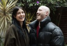 Los actores mexicanos Alejandro Speitzer (i) y Bárbara López,