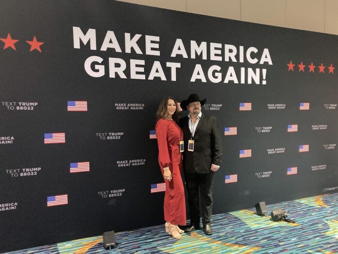 Los presentadores de radio Kim Yeater y Mark Anthony posan en el cuartel general de Trump