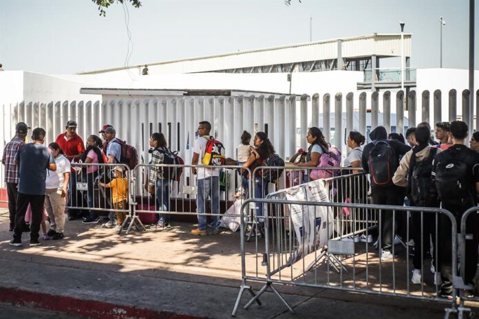 Migrantes hacen fila en la garita el Chaparral para cruzar la frontera hacia Estados Unidos (2)