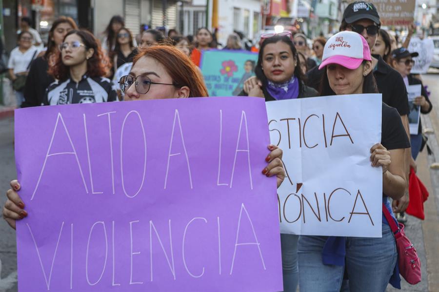 Mujeres participan en una manifestaci&oacute;n este lunes, por el aumento de feminicidios en el estado de Chiapas (2)