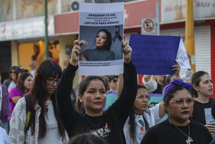 Mujeres participan en una manifestación este lunes, por el aumento de feminicidios en el estado de Chiapas (3)