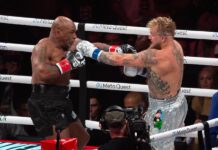 Jake Paul derrota por decisión unánime a Mike Tyson, excampeón de los pesados Myke Tyson (i) enfrenta a Jake Paul