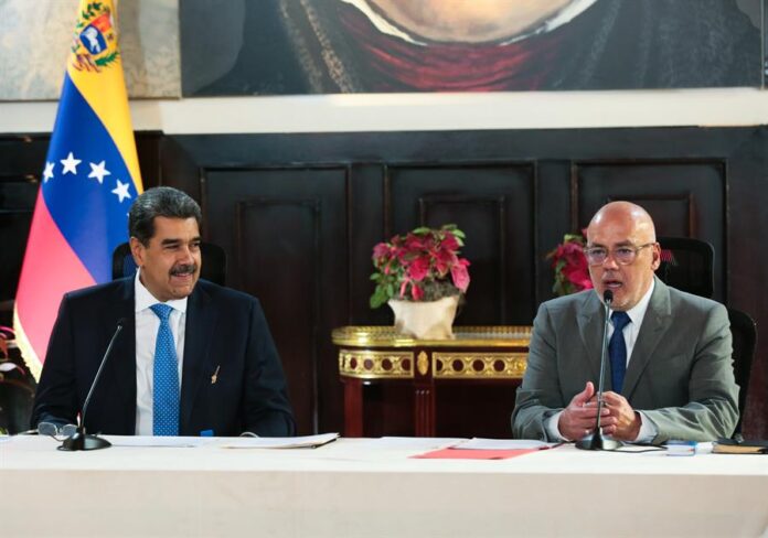 Nicolás Maduro (i), junto al presidente de la Asamblea Nacional, Jorge Rodríguez, Nicolás Maduro (i), junto al presidente de la Asamblea Nacional, Jorge Rodríguez,