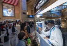 Pasajeros compran sus billetes de tren este miércoles en la estación Gran Central de Nueva York